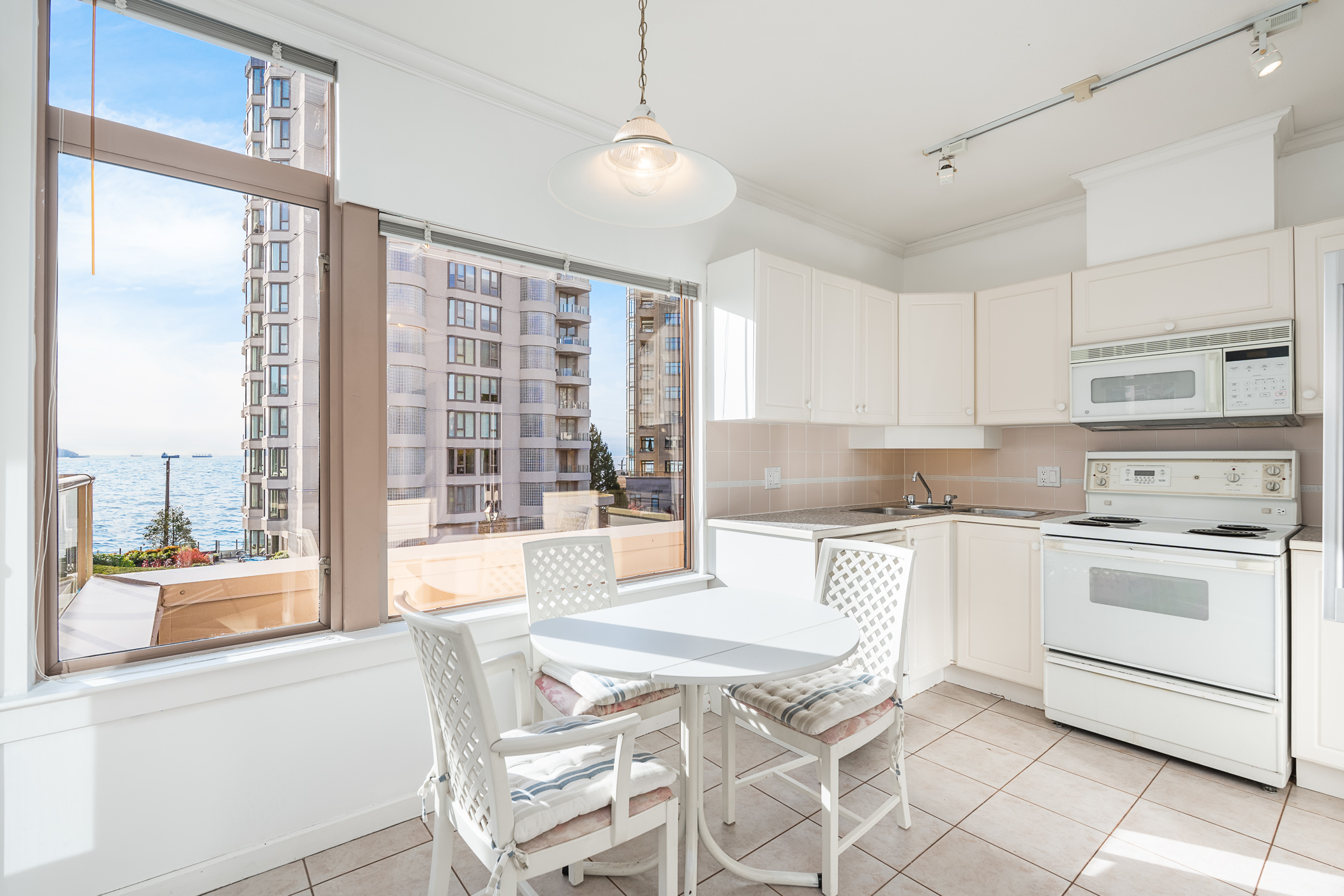 #302 – 2271 Bellevue Avenue